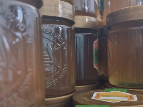 Fertig abgefüllte Honiggläser