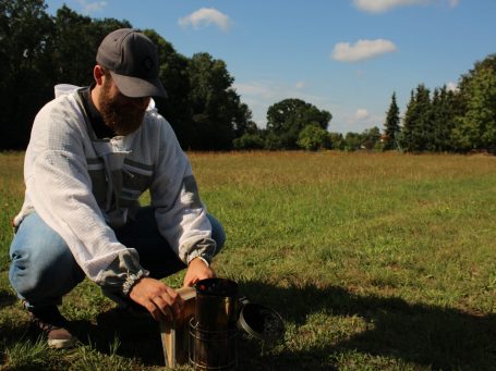 BTU Bienenstand mit den charakteristisch schwedenroten Beuten der Imkerei Gründer